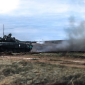 Танк 22 ОМБР стреляет по русским захватчикам