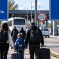 Українська пара з малим синок крокують до чесько-польського кордону