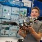 Эван Бадз держит ИИ-робота в виде черепахи