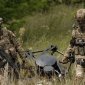 Два бійця ЗСУ з важкою технікою