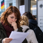 Українка у ФРН вивчає докуименти на параграф 24