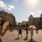 Девушка с веером на площади в Праге